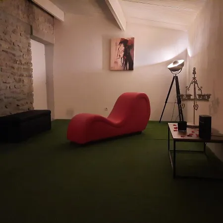 La Ptite Adresse Love Room 150 M2 Piscine Interieure Chauffe Privee & Spa Privee Parking Gratuit-2